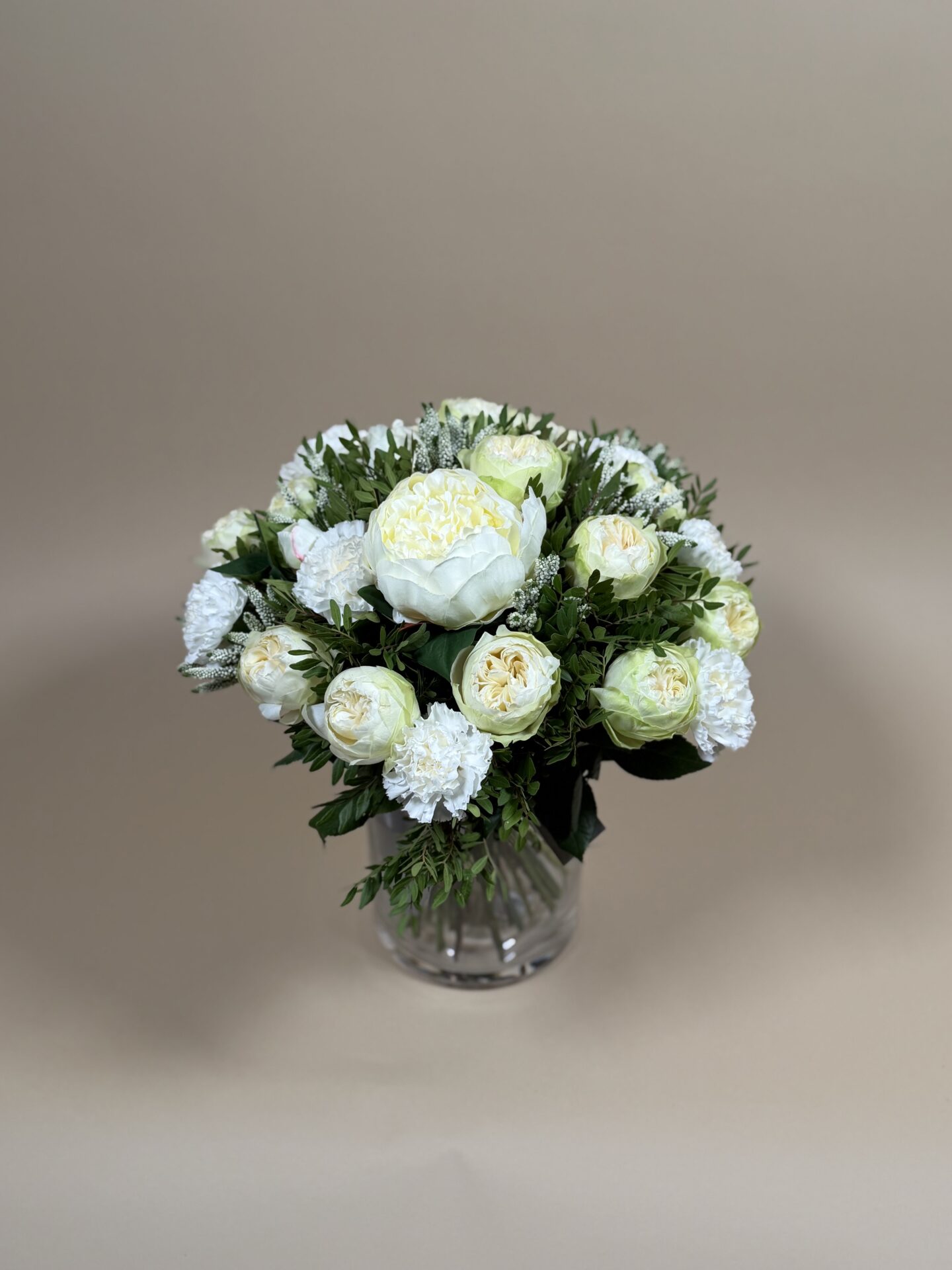 Composition florale ronde harmonieuse livrée à Courchevel