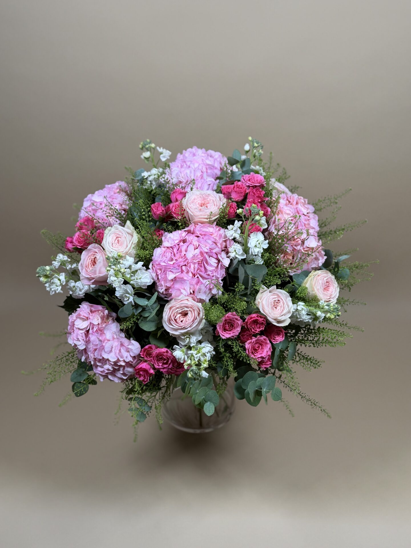 Composition florale à grandes tiges pour livraison à Courchevel