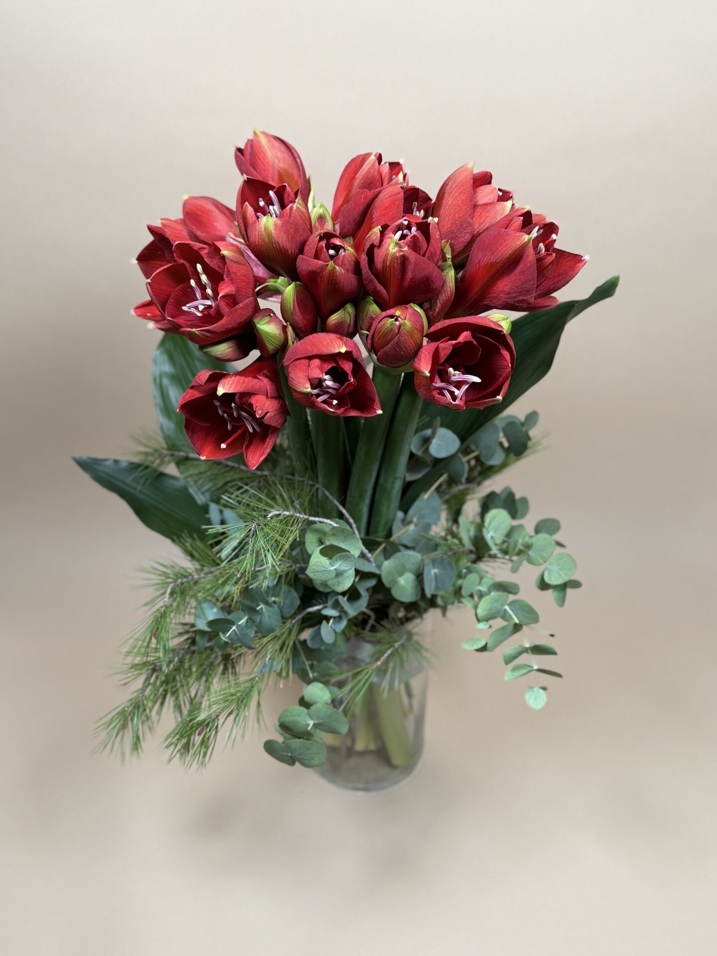 Composition florale structurée à grandes tiges livrée à Courchevel