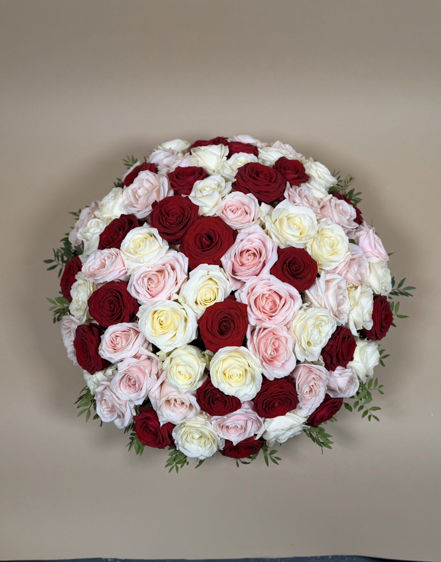 Composition de fleurs élégantes livrée à Courchevel 1850