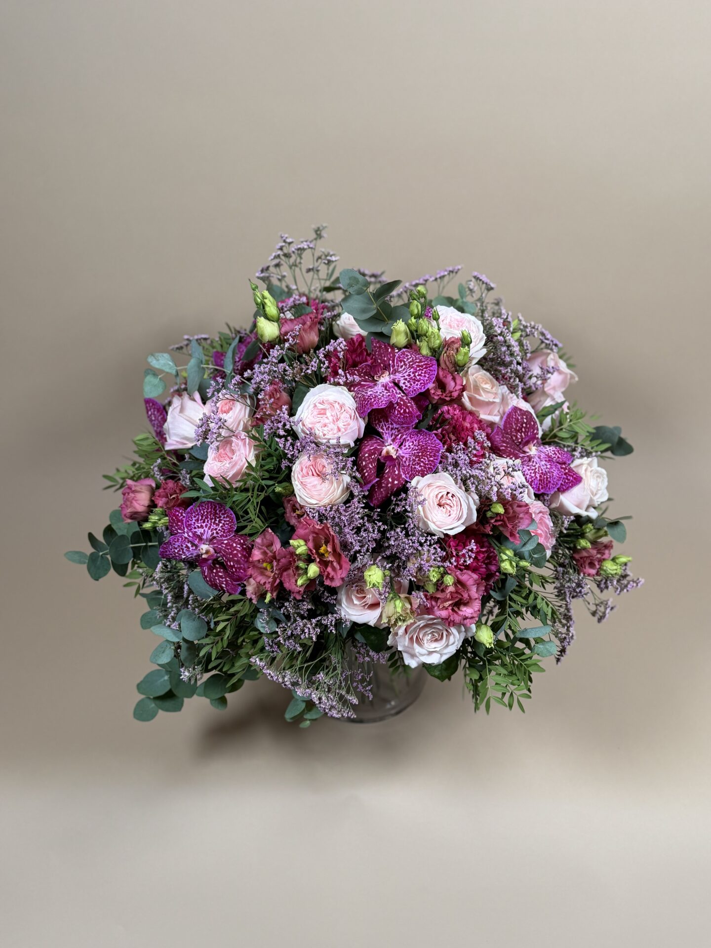 Composition florale ronde lumineuse livrée à Courchevel